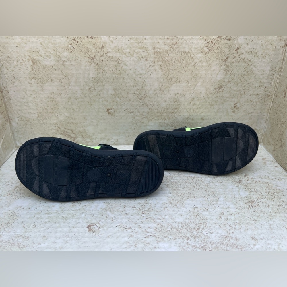 Neon green and black toddlers size 9/10 swim water shoes. - Picture 6 of 6